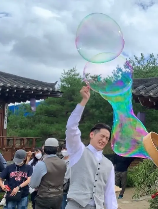 Kim Bum di balik layar drakor Tale of the Nine-Tailed 1938. (Instagram/ k.kbeom)