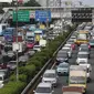 Suasana kemacetan di Jalan Gatot Soebroto dan tol dalam kota, Jakarta, Jumat (16/11). Menteri PPN/Kepala Bappenas Bambang Brodjonegoro menyatakan kemacetan di Jakarta mengakibatkan kerugian sekitar Rp 67,5 triliun. (Liputan6.com/Immanuel Antonius)