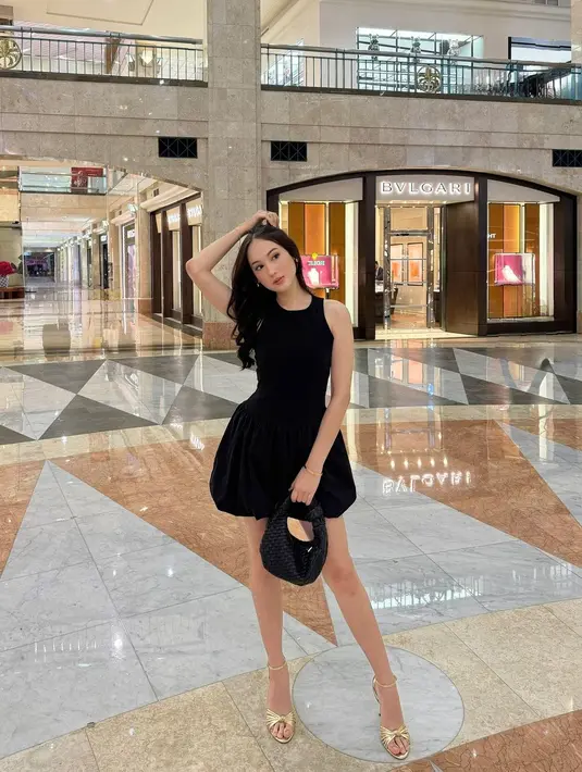 Gaya chic Laura pakai mini dress berwarna hitam. [Foto: Instagram/its_lauramoane2]