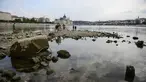 Orang-orang mengambil foto di ujung selatan Pulau Margaret, yang dapat dilihat karena rendahnya permukaan air Sungai Danube. di Budapest, Hungaria (9/8/2022). Ketinggian air Sungai Danube turun satu setengah meter dalam tiga minggu di dekat Budapest, sementara prakiraan hidrologi menunjukkan bahwa tidak ada penambahan curah hujan yang diharapkan untuk saat ini. (AP Photo/Anna Szilagyi)
