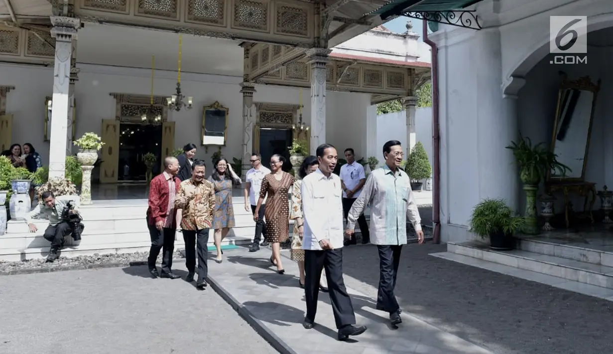 <p>Presiden Joko Widodo bersama Sri Sultan Hamengkubuwono X berjalan di Keraton Yogyakarta, Jumat (28/9). Jokowi dan rombongan tiba di keraton sekira pukul 08.15 WIB. (Liputan6.com/HO/Biropers)</p>