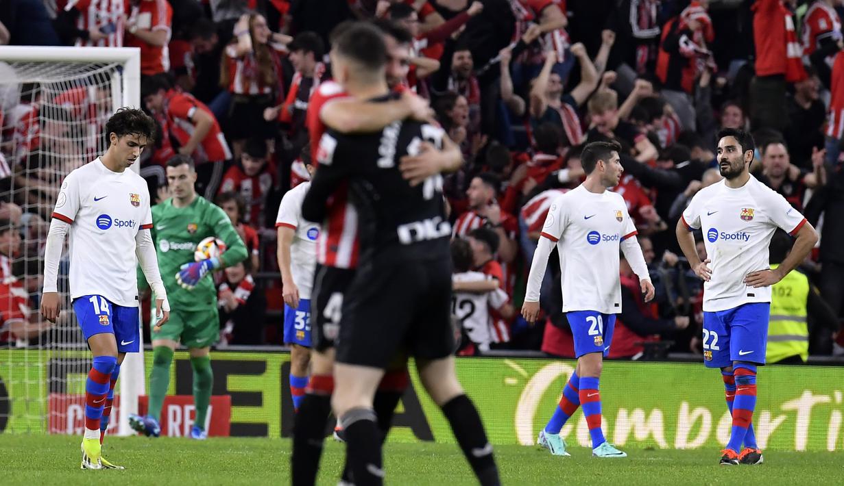 Pemain Barcelona tampak kecewa setelah pemain Athletic Bilbao, Inaki Williams, mencetak gol ke gawang Barcelona pada laga perempat final Copa del Rey di Stadion San Mames, Kamis (25/01/2024). (AP Photo/Alvaro Barrientos)