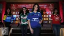 Model bergaya menggunakan kaos tim Arema Cronus saat peluncuran Torabika Soccer Championship 2016 di Hotel Mulia, Jakarta, Senin (18/4). 18 klub sepakbola profesional dipastikan ikut TSC 2016. (Liputan6.com/Helmi Fithriansyah)