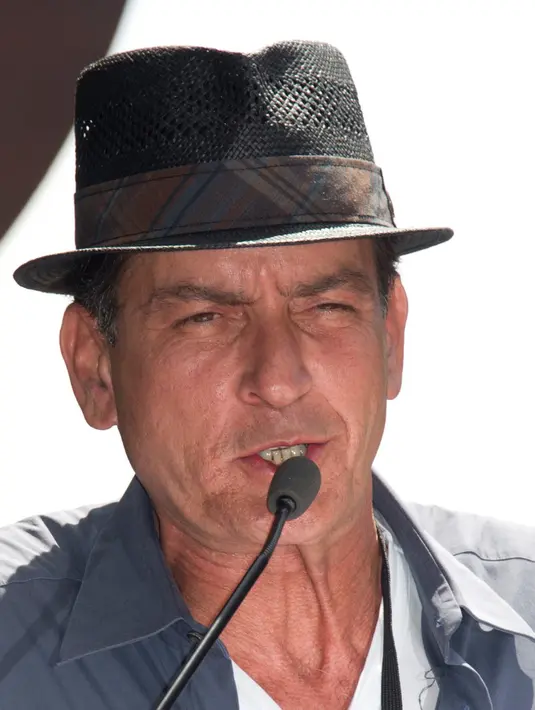 Kabar Charlie Sheen terjangkit virus HIV sudah diketahui mantan istrinya Denise Richards sejak tahun lalu. (AFP/Bintang.com)