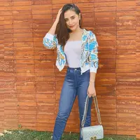 Tak hanya santai, padu padan jaket motif dengan top warna putih dan skinny jeans membuat lookmu makin terlihat stylish. (Instagram/prillylatuconsina96).