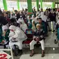 Sejumlah jemaah calon haji kloter pertama Embarkasi Solo asal Kabupaten Temanggung tiba di Asrama Haji Donohudan, Boyolali, Sabtu (11/5).(Liputan6.com/Fajar Abrori)