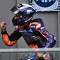 Pembalap KTM Tech3, Miguel Oliveira, berhasil menjadi juara pada balapan MotoGP Styria yang berlangsung di Sirkuit Red Bull Ring, Minggu (23/8/2020). (AFP/Joe Klamar)