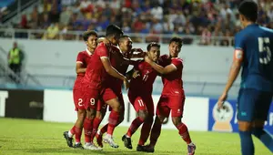 Para pemain Timnas Indonesia U-23 merayakan gol&nbsp;Jeam Kelly Sroyer (11) ke gawang Thailand pada laga semifinal Piala AFF U-23 2023 di&nbsp;Stadion Rayong Provincial Stadium, Kamis (24/8) malam WIB. Garuda Muda menang 3-1. (foto: PSSI)