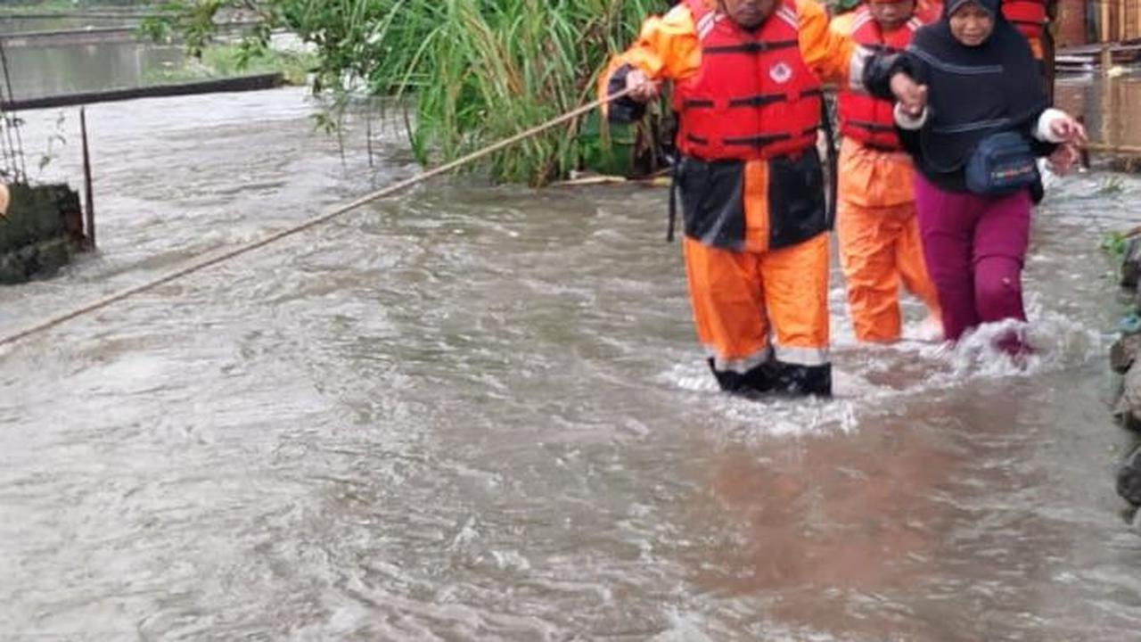Sungai di Tasikmalaya Meluap, Rumah dan Empat Mobil Anggota DPR Terendam Banjir