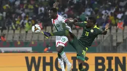 Bek Senegal, Bouna Sarr (kanan) berebut bola dengan pemain Burkina Faso, Hassane Bande pada pertandingan semifinal Piala Afrika 2022 di stadion Ahmadou Ahidjo di Yaounde, Kamerun, Kamis (3/2/2022). Senegal menang atas Burkina Faso 3-1 dan lolos ke final. (AP Photo/Themba Hadebe)