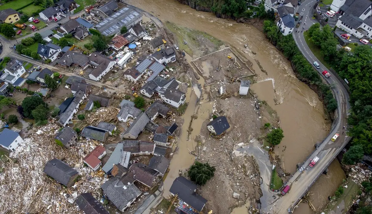 Rumah-rumah hancur terlihat di Schuld, Jerman, Kamis (15/7/2021). Banjir besar mengubah sungai dan jalan menjadi arus deras, menyapu mobil dan menyebabkan beberapa bangunan runtuh. .(AP Photo/Michael Probst)