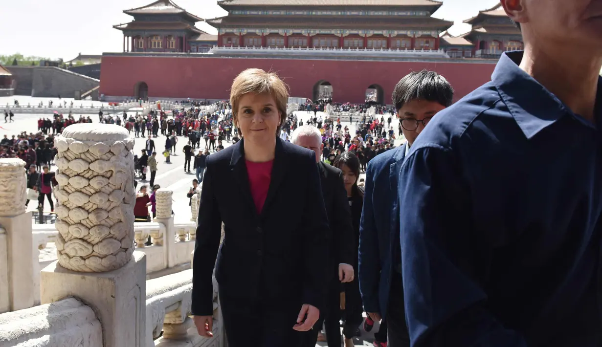 Perdana Menteri Skotlandia Nicola Sturgeon (tengah) saat mengunjungi Kota Terlarang, bekas kaisar Tiongkok, di Beijing (10/4). Sturgeon berada di China dalam kunjungannya selama enam hari. (AFP Photo/Greg Baker)