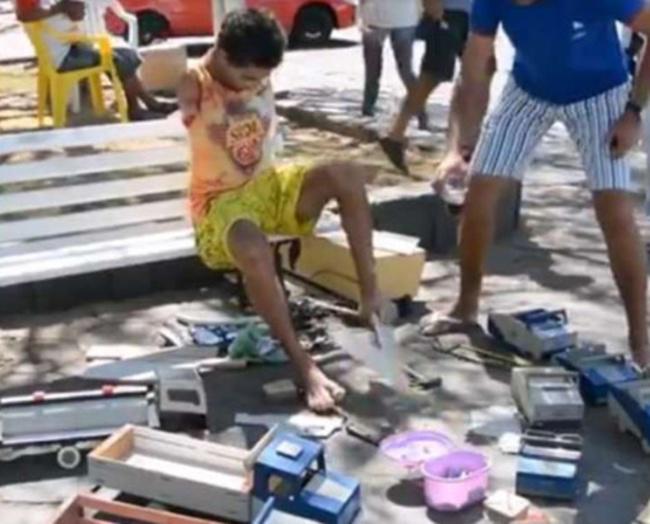 Geraldo membuat mobil mainan dengan kedua kakinya/copyright viral4real.com