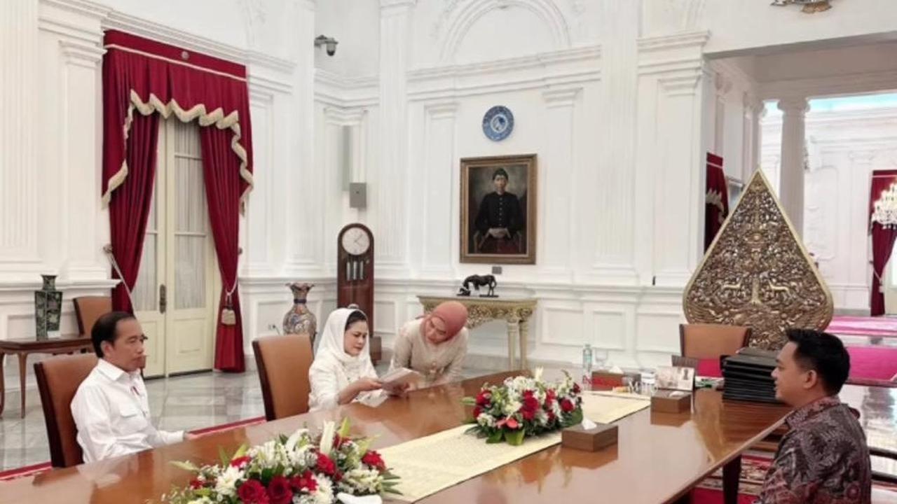 "<i>Hari itu kami diterima Bapak dan Ibu di istana, di meja oval, tempat kebanyakan orang hanya melihat dari tv</i>," kata Sandhyca melalui akun Instagram pribadinya @Sandhycaputrie.