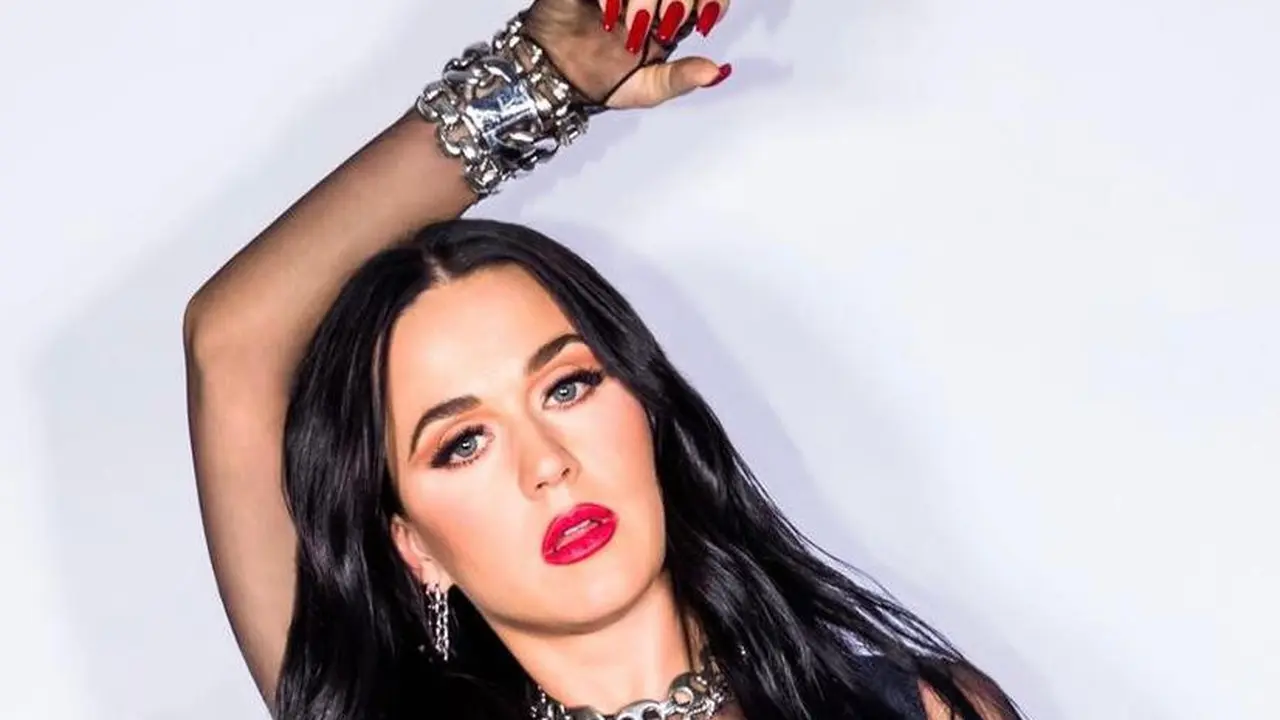 Gaya Nyeleneh Katy Perry saat Manggung Jadi Sorotan, Pakai Anting-anting dari Alat Tes Antigen Bekas