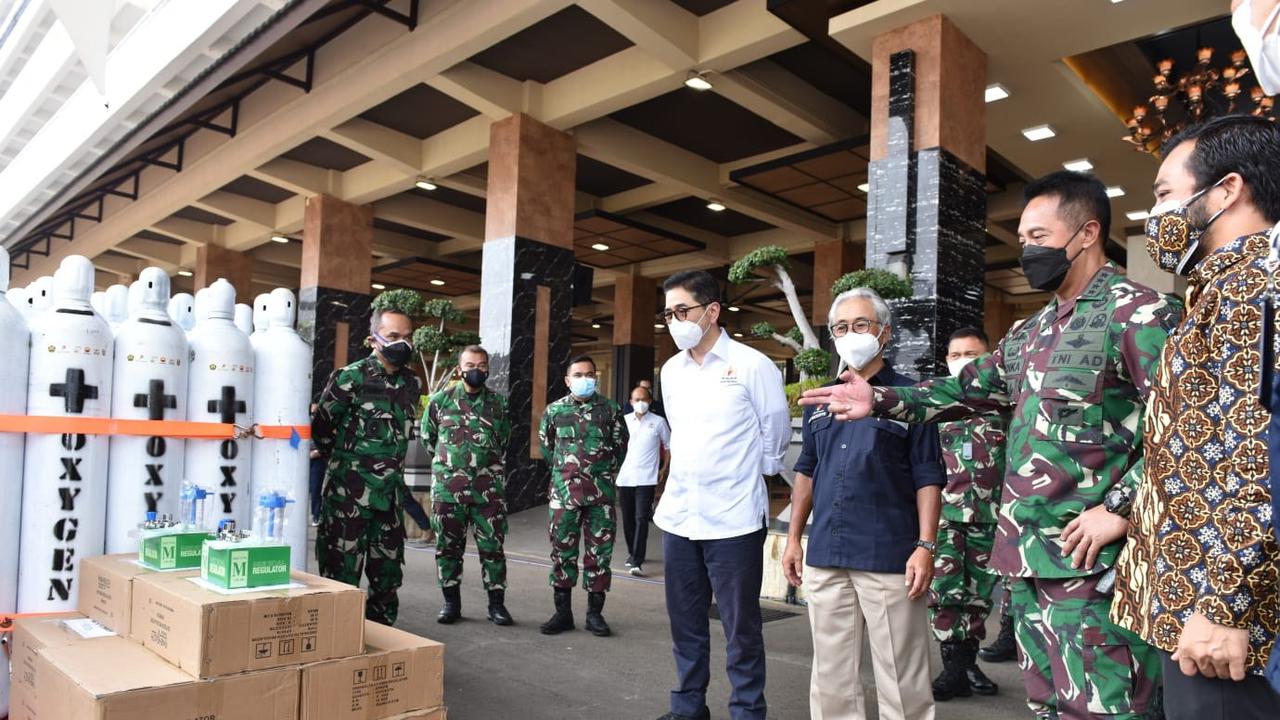 KSAD Jenderal TNI Andika Perkasa menerima bantuan 380 tabung oksigen dari Kaadin