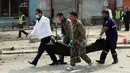 Petugas keamanan mengevakuasi korban tewas dari lokasi serangan bunuh diri di Kabul, Afganistan, (9/3). Serangan bom ini menewaskan sekitar sembilan orang dan melukai belasan lainnya. (AP Photo / Massoud Hossaini)