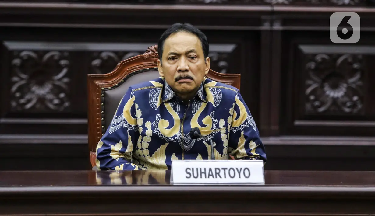 Hakim Konstitusi Suhartoyo terpilih menjadi Ketua Mahkamah Konstitusi dalam sidang pleno sembilan Hakim Konstitusi menggantikan Hakim Konstitusi Anwar Usman yang diberhentikan karena pelanggaran berat kode etik.  (Liputan6.com/Angga Yuniar)