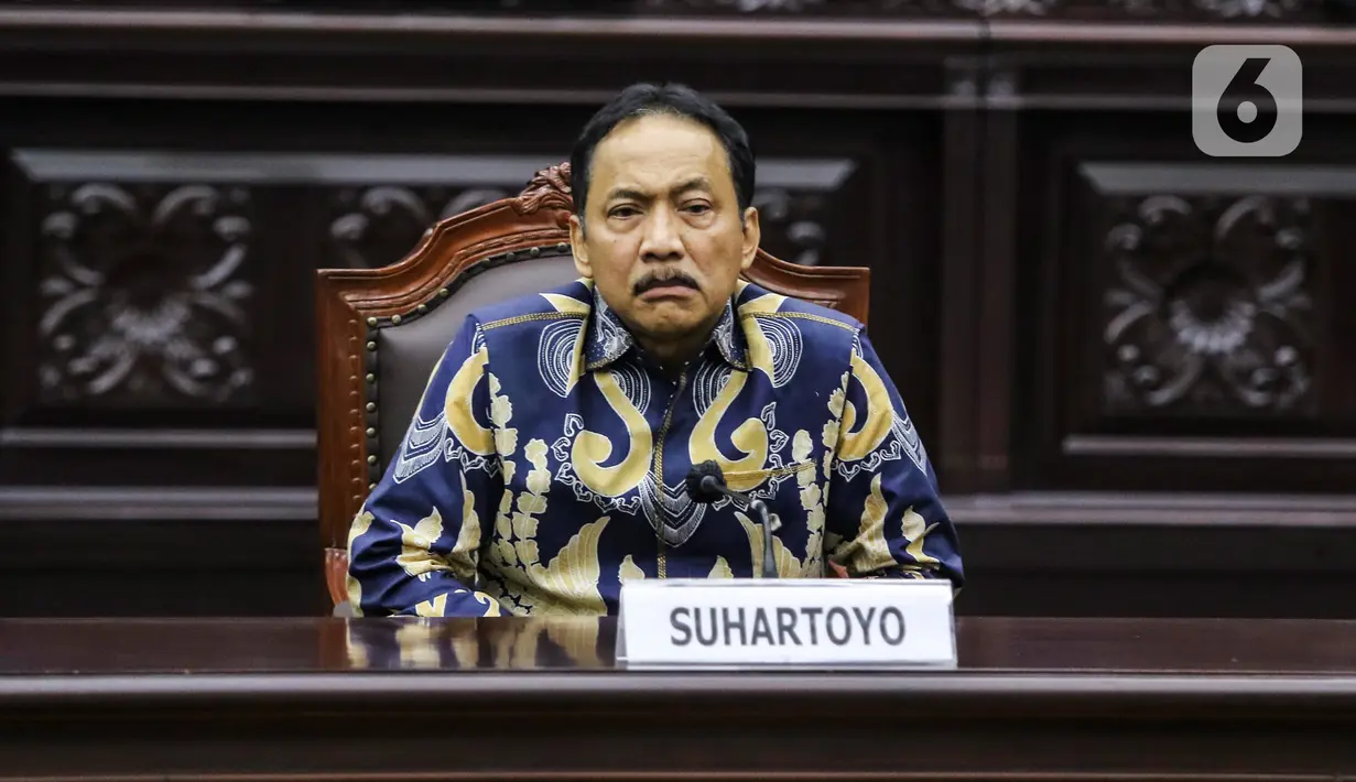Hakim Konstitusi Suhartoyo terpilih menjadi Ketua MK melalui rapat pleno yang dihadiri sembilan hakim konstitusi untuk menggantikan Hakim Konstitusi Anwar Usman yang diberhentikan karena melakukan pelanggaran berat kode etik. (Liputan6.com/Angga Yuniar)