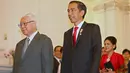 Presiden Jokowi (depan kanan), berjalan bersama Presiden Singapura, Tony Tan (kiri), jelang pertemuan kenegaraan di Istana Kepresidenan di Singapura, Selasa, (28/7/2015). Jokowi akan berada di Singapura selama dua hari. (REUTERS/Edgar Su)