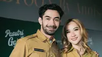 Dalam film Pasutri Gaje, Reza Rahadian bersama BCL memerankan pasangan suami istri yang bekerja sebagai pegawai negeri sipil, yakni Adimas dan Adelia. (Foto: Dok. Instagram @itsmebcl)