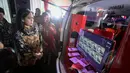 Menko PMK, Puan Maharani (kiri) saat melihat satu layanan mobil Si Molek saat meluncurkan mobil literasi keuangan (Si Molek) di Kantor Menko PMK, Jakarta (12/5/2015). (Liputan6.com/Faizal Fanani)