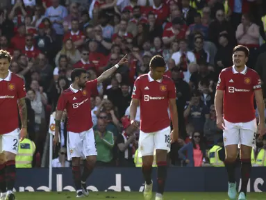 Gelandang Manchester United, Bruno Fernandes (kedua kiri) berselebrasi setelah mencetak gol ke gawang Fulham pada pertandingan terakhir Liga Inggris musim 2022-2023 di Old Trafford di Manchester, Inggris, Minggu, 28 Mei 2023. (AP Photo/Rui Vieira)