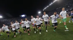 Para pemain Real Madrid berlari merayakan gelar juara La Liga Spanyol usai menaklukkan Malaga di Stadion La Rosaleda, Malaga, Minggu (21/5/2017). Malaga kalah 0-2 dari Madrid. (EPA/Jorge Zapata)