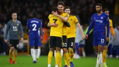 Bek Wolverhampton, Leander Dendoncker, bersama Ivan Cavaleiro merayakan kemenangan atas Chelsea pada laga Premier League di Stadion Molineux Wolves, Kamis (5/12). Wolves menang 2-1 atas Chelsea. (AFP/Geoff Caddick)