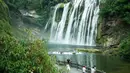 Foto dari udara yang diabadikan pada 16 Mei 2020 ini menunjukkan Air Terjun Huangguoshu di Anshun, Provinsi Guizhou, China barat daya. Air terjun ini memiliki lebar 83 meter dengan ketinggian 67 meter. (Xinhua/Tao Liang)