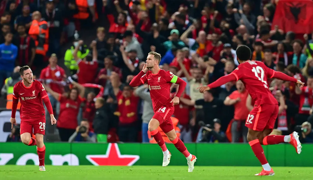 Jordan Henderson. Di matchday pertama Grup B, Liverpool menjamu AC Milan, 15 September 2021. Dalam laga yang berakhir 3-2 untuk kemenangan Liverpool, Jordan Henderson yang mencetak gol kemenangan lewat tembakan jarak jauhnya pada menit ke-69 terpilih menjadi Man of The Match. (AFP/Paul Ellis)