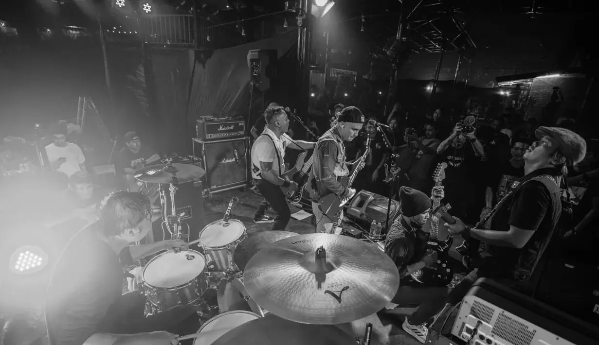 Superglad siap melangkah lagi untuk berkiprah di industri musik Tanah Air. Dengan konsep baru serta warna musik lebih segar, band ini bergerak dengan tiga personel yang tersisa. “Superglad belum berencana menambah personel baru maupun vokalis anyar dalam waktu dekat. Kita lihat saja nanti,” kata Giox. Kepergian Buluk disikapi dengan sejumlah solusi kreatif. (Foto: atas perkenan Ridwan Siregar).