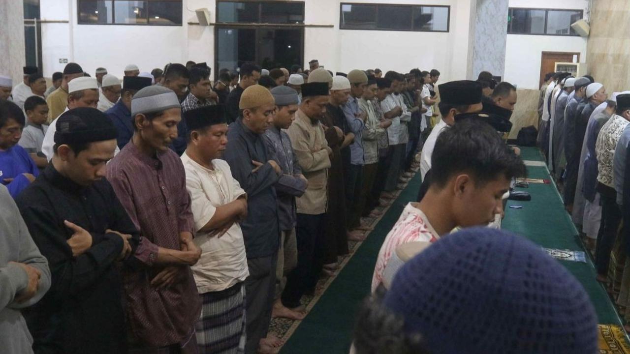 Jemaah Muhammadiyah  melaksanakan Salat Tarawih pertama di Masjid Raya Uswatun Hasanah, Cengkareng, Jakarta, Minggu (10/3/2024). Foto: Liputan6.com / herman Zakharia<br>