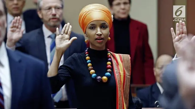 Ilhan Omar siap menjadi warga negara Somalia pertama yang terpilih sebagai anggota Kongres Amerika Serikat. Ia mencetak sejarah baru pada Selasa, 14 Agustus 2018, dengan memenangi putaran pertama dalam pemilihan Distrik Kongres ke-5 di Minnesota (Min...
