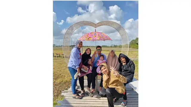 Bersama ibu, nenek dan saudara-saudaranya, Jirayut terlihat berkunjung ke sebuah lokasi wisata alam yang ada di Thailand.