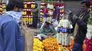 Penjual bunga menunggu pembeli di pasar grosir di Bengaluru, India, Kamis (24/9/2020). Negara berpenduduk 1,3 miliar itu diperkirakan akan menjadi negara terparah pandemi COVID-19 dalam beberapa minggu, melampaui Amerika Serikat. (AP Photo/Aijaz Rahi)