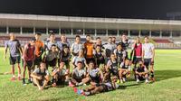 Timnas Indonesia usai berlatih di Stadion Madya, Jakarta Pusat, Rabu (10/11/2021). (Muhammad Adiyaksa/Bola.com)