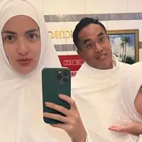 Nia Ramadhani membagikan momen umrahnya bersama suami dan putri sulung melalui Instagram Story belum lama ini. Aktris sekaligus presenter itu bersyukur bisa menjalankan umrah di bulan Ramadhan, tak lupa ketiganya berdoa agar ibadah mereka di Tanah Suci diterima Yang Maha Kuasa.(Liputan6.com/IG/@ramadhaniabakrie)