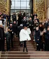 Jennifer Lopez menggebrak show haute couture Schiaparelli di  Paris Fashion Week 2024 [@jlo]