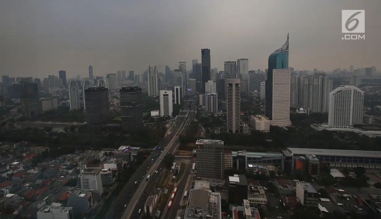Suasana gedung bertingkat yang terlihat samar karena kabut polusi di Jakarta, Selasa (9/7/2019). Berdasarkan data DLH DKI Jakarta penyebab polusi di Jakarta semakin buruk akibat emisi kendaraan bermotor yang mencapai 75 persen, ditambah pencemaran dari industri dan limbah. (Liputan6.com/Johan Tallo)