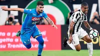 Gelandang Juventus, Douglas Costa (kanan) berebut bola dengan bek Napoli, Elseid Hysaj saat bertanding pada lanjutan Liga Serie A Italia di Stadion Allianz di Turin (22/4). Juventus takluk atas Napoli 1-0. (AP Photo/Alessandro Di Marco)