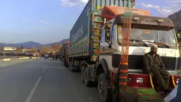 Truk-truk yang terdampar sarat dengan perbekalan untuk Afghanistan, diparkir di terminal di sepanjang jalan raya setelah penguasa Taliban Afghanistan menutup titik penyeberangan perbatasan utama Torkham, di Landi Kotal, sebuah daerah di distrik Khyber Pakistan di sepanjang perbatasan Afghanistan, Selasa (21/2/2023). Otoritas Taliban pada Minggu menutup Torkham, titik transit utama bagi pelaku perjalanan dan transportasi barang antara Pakistan dan Afghanistan, negara yang terkurung daratan. (AP Photo/Qazi Rauf)