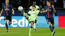 Gelandang Manchester City, Jesus Navas berusah mengontrol bola dari kejaran gelandang PSG, Angel Di Maria di leg pertama perempatfinal liga champions di Stadion Parc des Princes, Kamis (7/4). PSG bermain imbang dengan City 2-2. (Reuters/Gonzalo Fuentes)