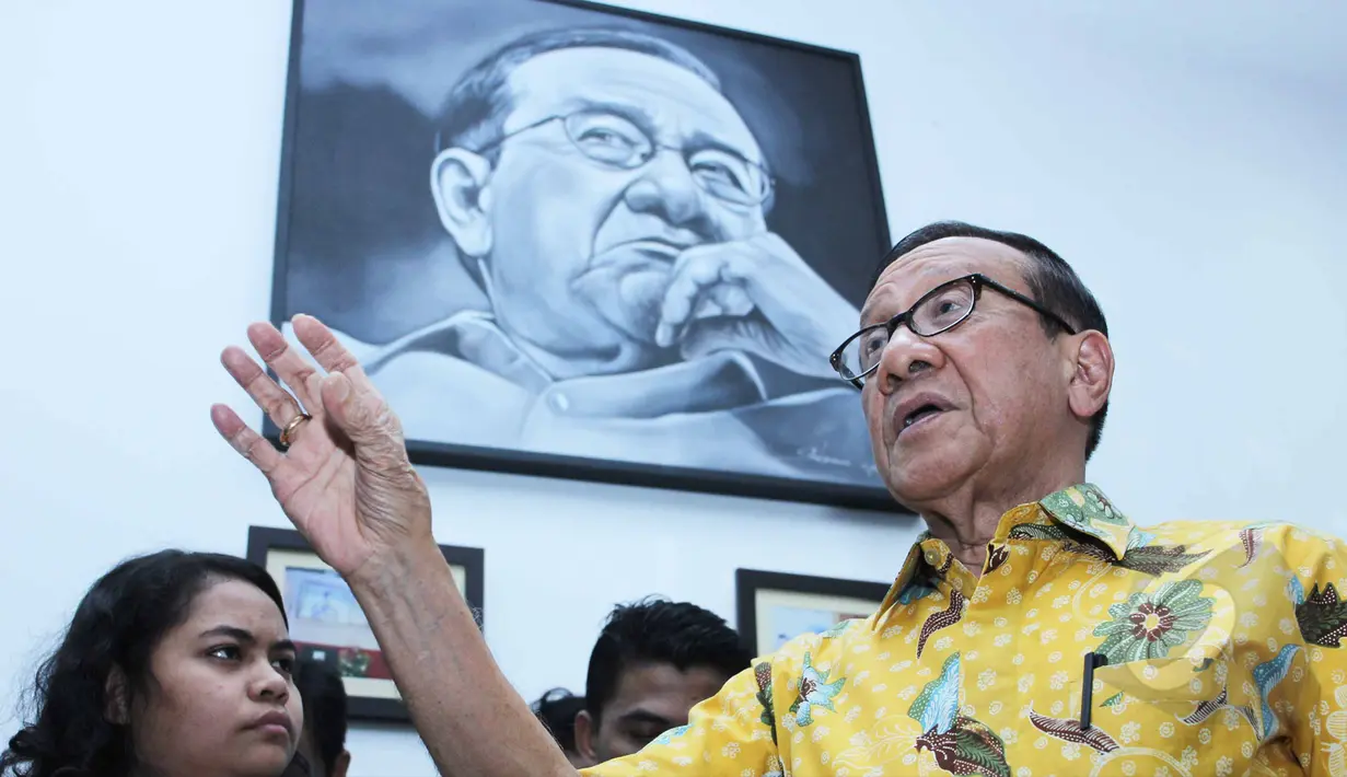 Menurut Akbar Tanjung, Musyawarah Nasional Luar Biasa (Munaslub) menjadi satu-satunya jalan agar Partai Golkar bisa mengikuti Pemilukada serentak 9 Desember, Jakarta, Senin (4/5/2015). (Liputan6.com/Helmi Afandi) 