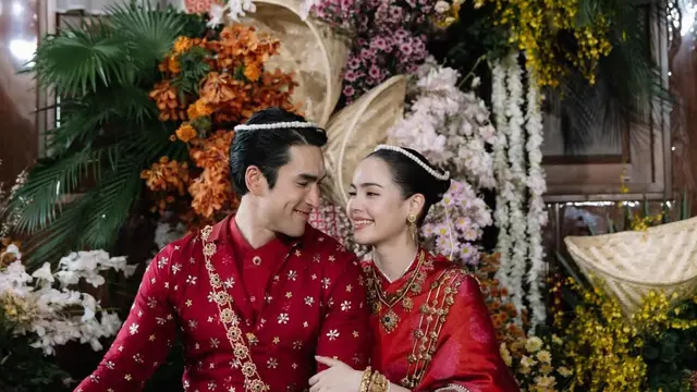Urassaya Sperbund Resmi Menikah mengenakan baju merah tradisional. [@urassayas]