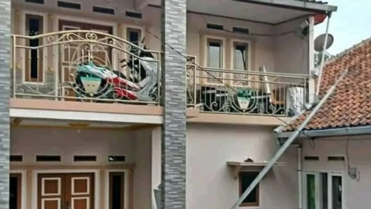 6 Potret Motor Parkir di Tempat Tak Biasa Ini Bikin Mikir Keras