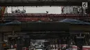 Pekerja konstruksi menyelesaikan pembangunan LRT Jabodebek rute Cawang-Dukuh Atas di Cawang, Jakarta, Jumat (8/3). Kementerian PUPR mengungkapkan ada sejumlah tantangan di sektor jasa konstruksi pada era Revolusi Industri 4.0. (Liputan6.com/Faizal Fanani)