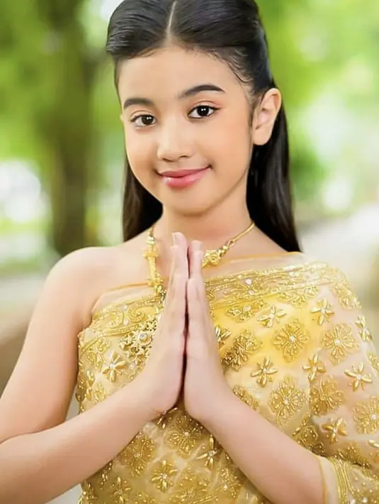 Ia pun banyak membagikan foto dirinya pada akun media sosialnya. Banyak bereksplorasi dalam gaya, ia juga sering mengunggah dirinya dalam balutan baju-baju kerajaan. [Foto: Norodom-Jenna/ Instagram]