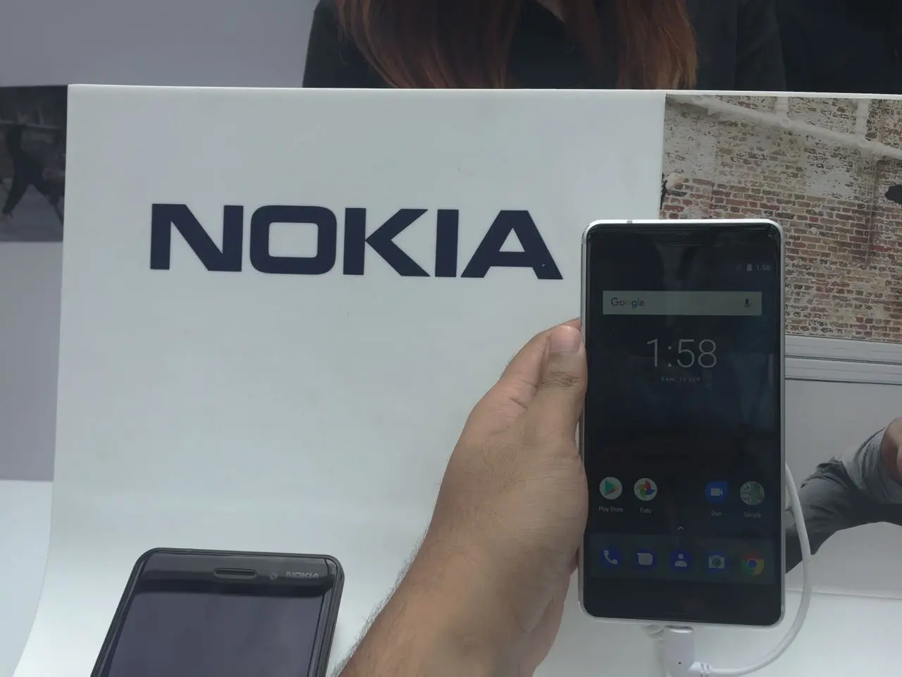 Tampak depan Nokia 6. (Liputan6.com/Jeko Iqbal Reza)