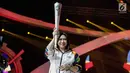 Mantan atlet bulutangkis Susi Susanti, memegang obor untuk Asian Games 2018 saat peluncuran Torch Asian Games dalam Konser 100 Hari Menuju Asian Games 2018 di Studio 6 Emtek, Jakarta, Kamis (10/5). (Liputan6.com/Faizal Fanani)